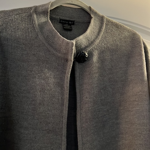 Plus Sweater - Picture 2 of 3